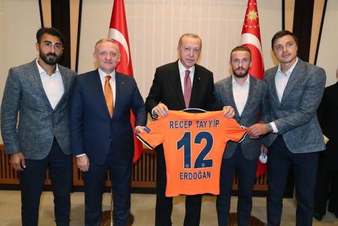 Cumhurbaşkanı Erdoğan, Şampiyon Başakşehir’i Kabul Etti