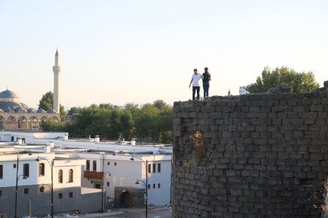 Ne Korona Virüs Ne De Yasaklar Engel Oldu, Surlara Çıkıp Fotoğraf Çekme Yarışına Girdiler