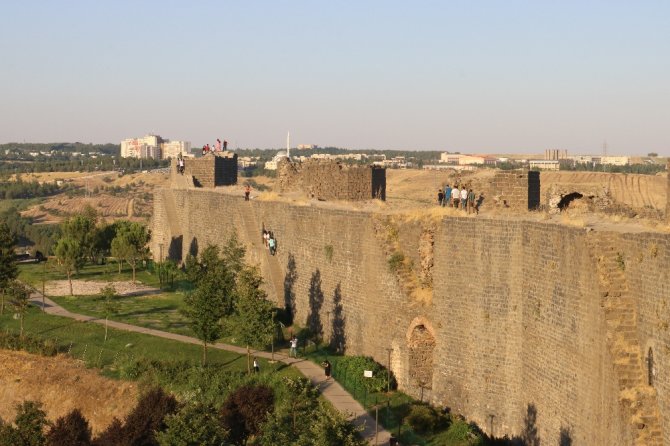 Ne Korona Virüs Ne De Yasaklar Engel Oldu, Surlara Çıkıp Fotoğraf Çekme Yarışına Girdiler