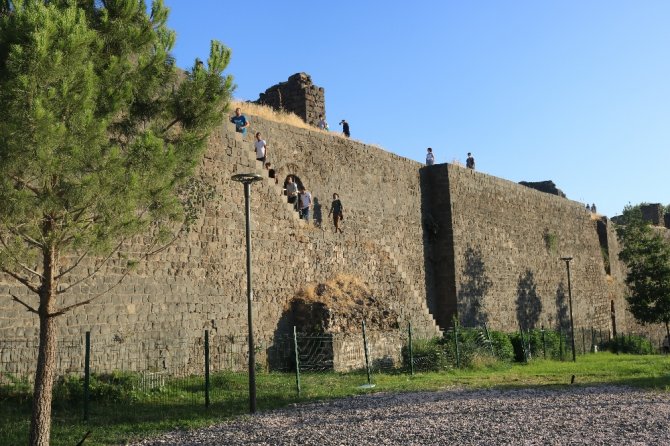 Ne Korona Virüs Ne De Yasaklar Engel Oldu, Surlara Çıkıp Fotoğraf Çekme Yarışına Girdiler