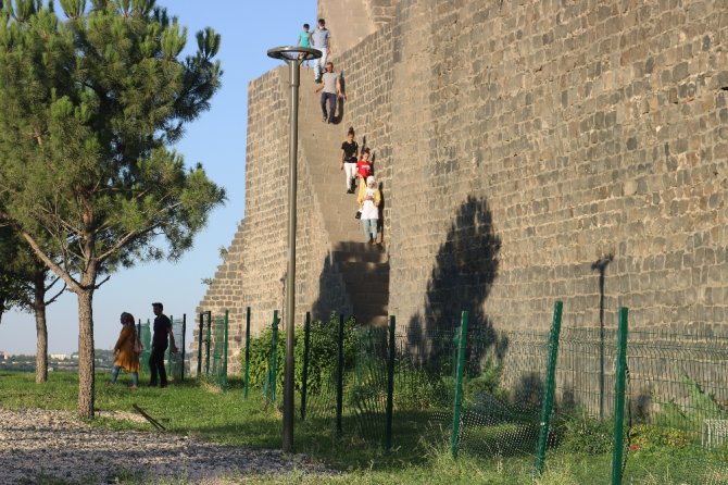 Ne Korona Virüs Ne De Yasaklar Engel Oldu, Surlara Çıkıp Fotoğraf Çekme Yarışına Girdiler