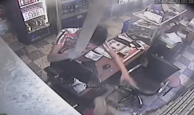 Sigara Alma Bahanesiyle Girdi, Çivili Kalasla Saldırdı