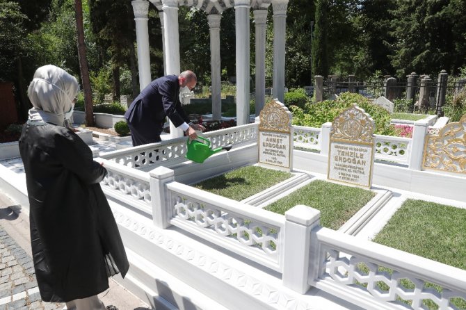 Cumhurbaşkanı Erdoğan Anne Ve Babasının Kabrini Ziyaret Etti