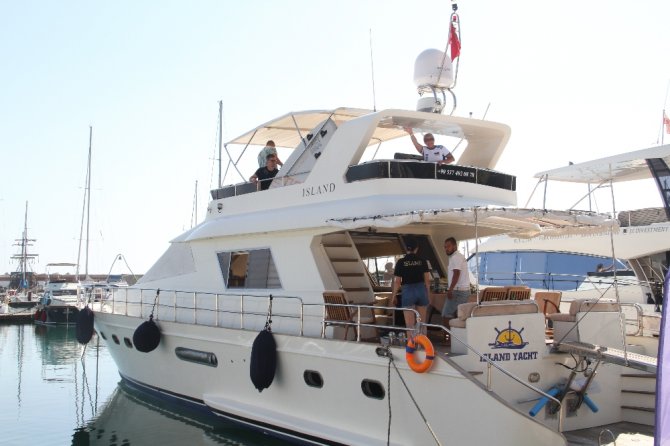 Antalya’daki Lüks Tekneler Sezonu Ukraynalı Turistlerle Açtı