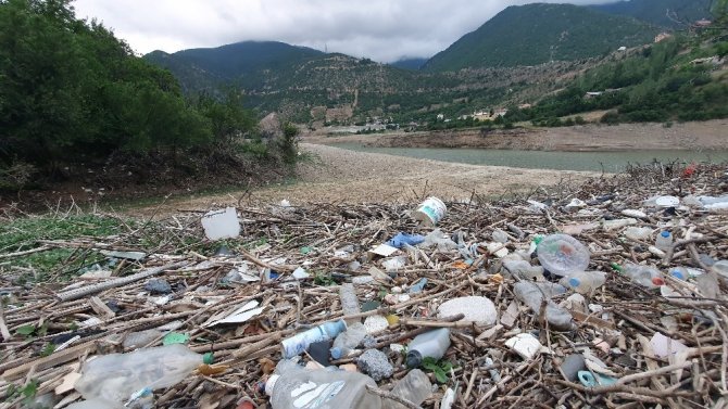 Barajın Suları Çekildi Mahalle Çöplerle Başbaşa Kaldı