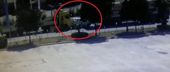 Hafif Ticari Araç İki Tırın Arasında Preslendi: 1 Ölü, 1 Yaralı