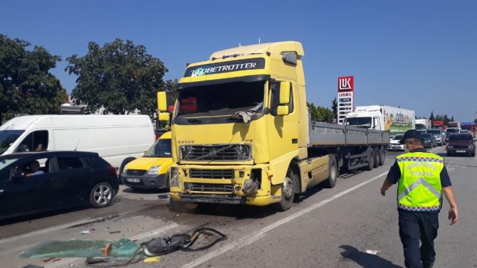 Hafif Ticari Araç İki Tırın Arasında Preslendi: 1 Ölü, 1 Yaralı