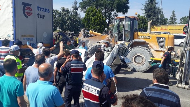 Hafif Ticari Araç İki Tırın Arasında Preslendi: 1 Ölü, 1 Yaralı