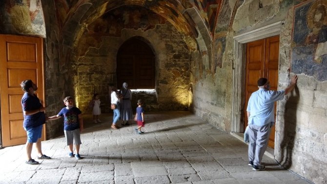 Ortahisar Ayasofya Camii Açılışın Ardından Ziyaretçilerin Akınına Uğruyor