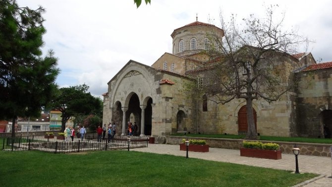 Ortahisar Ayasofya Camii Açılışın Ardından Ziyaretçilerin Akınına Uğruyor