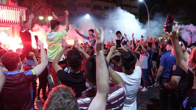 Trabzonspor Taraftarı 10 Yıl Sonra Gelen Kupayı Kutladı