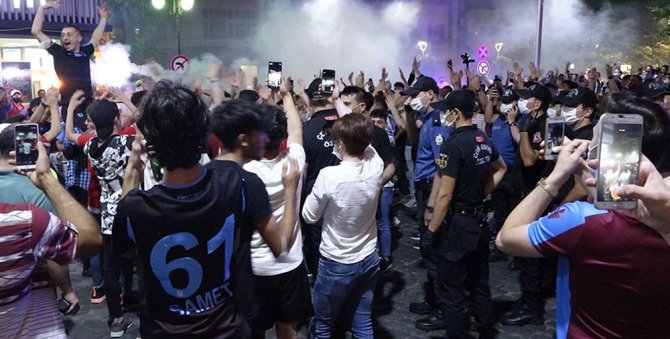 Trabzonspor Taraftarı 10 Yıl Sonra Gelen Kupayı Kutladı