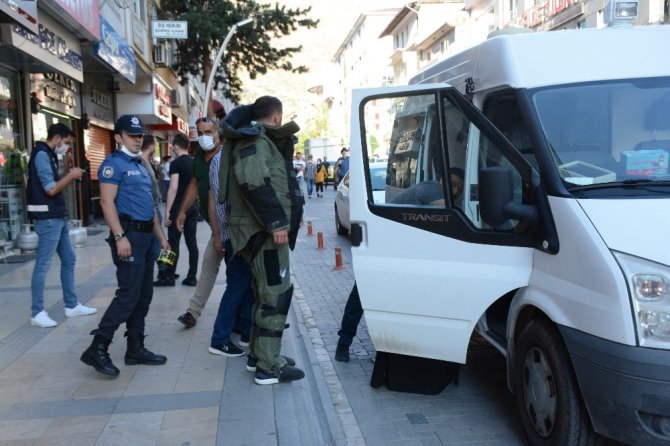 Gümüşhane’de Şüpheli Paketten Elbise Çıktı