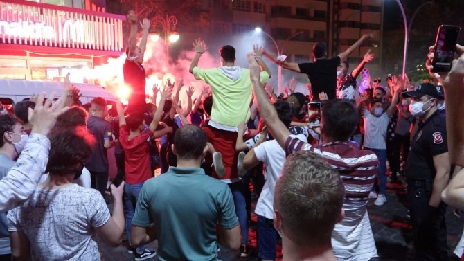 Trabzonspor Taraftarı 10 Yıl Sonra Gelen Kupayı Kutladı