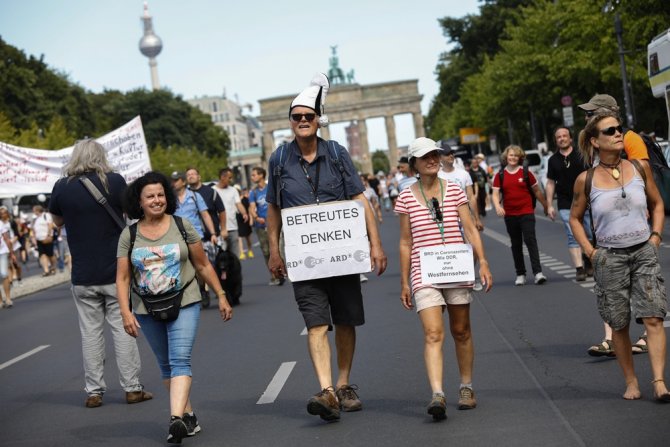 Berlin’de Covid-19 Kısıtlamaları Protesto Edildi