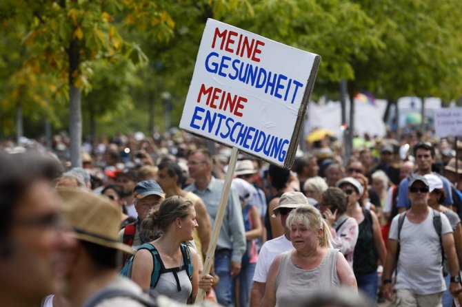 Berlin’de Covid-19 Kısıtlamaları Protesto Edildi