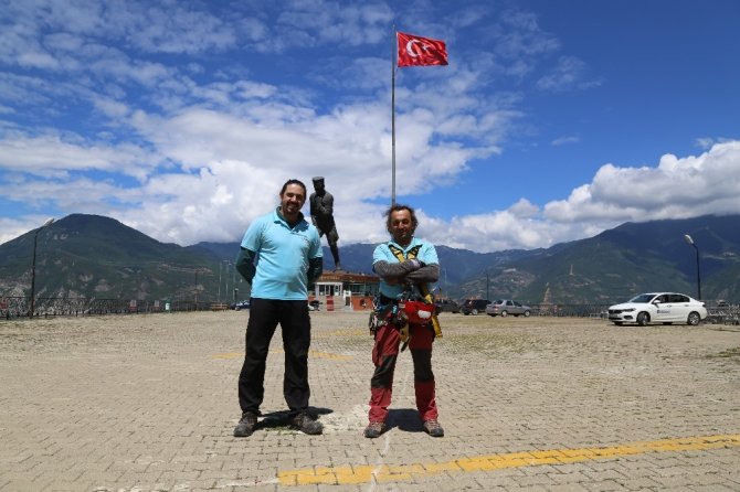 Artvin’de İpi Kopan Dev Türk Bayrağını Dağcılar Göndere Çekti