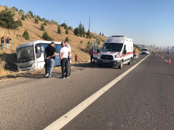 Yolcu Otobüsü Aselsan Personelini Taşıyan Minibüse Çarptı: 1 Ölü, 2’si Ağır 8 Yaralı