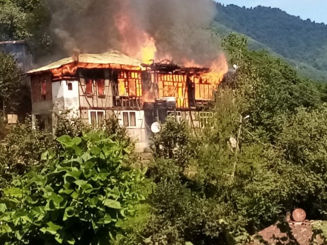 Artvin’de İki Ailenin Kaldığı Ev Küle Göndü