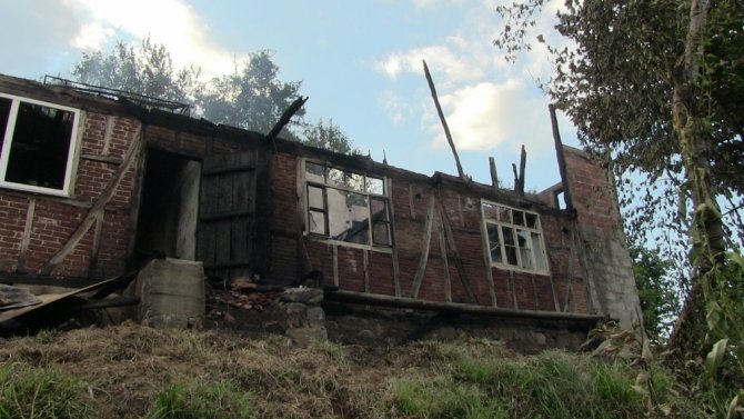 Artvin’de İki Ailenin Kaldığı Ev Küle Göndü