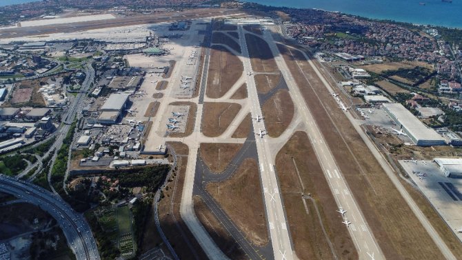 Seferler Başlayınca Atatürk Havalimanı Pistinde Park Eden Uçaklar Azaldı