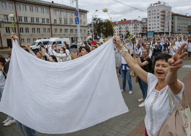 Belarus’ta Devam Eden Protestolarda Kadınlar Sokaklara İndi