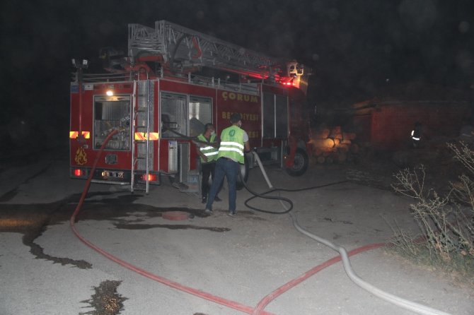 Keresteciler Sitesinde Yangın: 2 Atölye Ve 1 Traktör Yandı