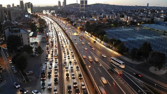 İstanbul’da Trafik Kilitlendi, Yoğunluk Yüzde 50’ye Ulaştı