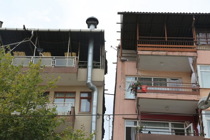 Gölcük Depreminin Merkez Üssündeki Yamuk Binalar Korkutuyor