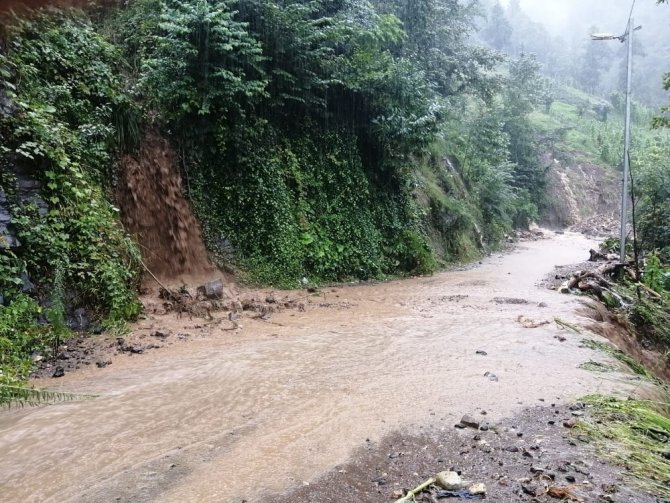 Trabzon’un Of İlçesinde Şiddetli Yağış