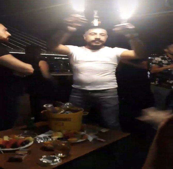 İstanbul Boğazı’nda Salgına Rağmen “Dansözlü” Yat Partileri Kamerada
