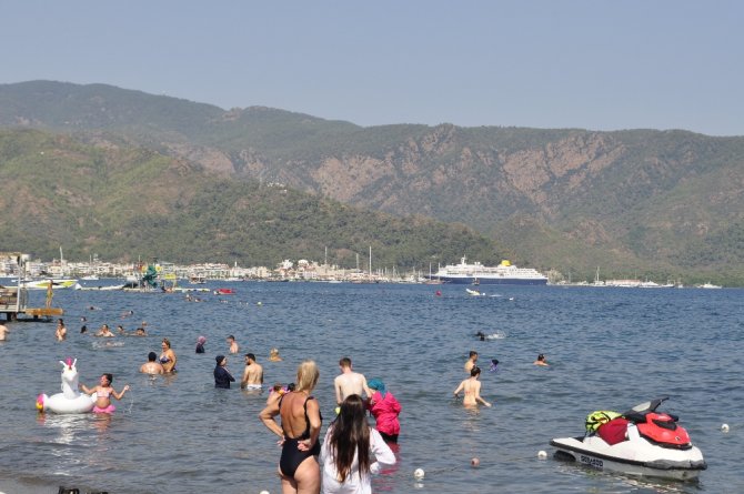 Yabancı Turistler Gelmeye Başladı, Marmaris Plajları Doldu