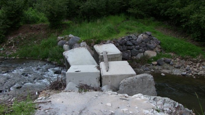 Taşan Dere Mahallenin Tek Ulaşımı Olan Köprüyü Yıktı