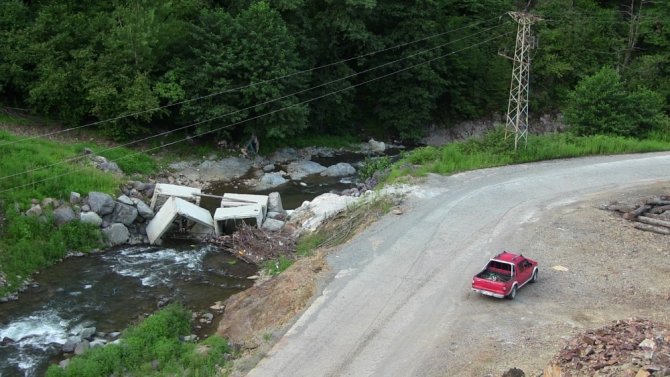 Taşan Dere Mahallenin Tek Ulaşımı Olan Köprüyü Yıktı