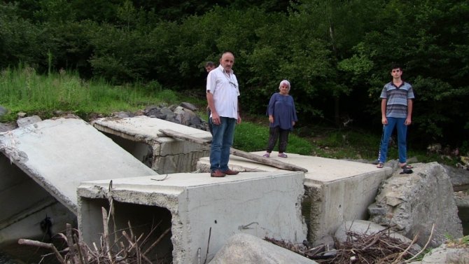 Taşan Dere Mahallenin Tek Ulaşımı Olan Köprüyü Yıktı