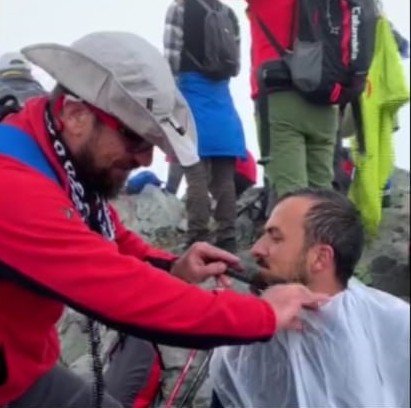 3 Bin 937 Rakımlı Kaçkar Dağı Zirvesinde Traş Keyfi