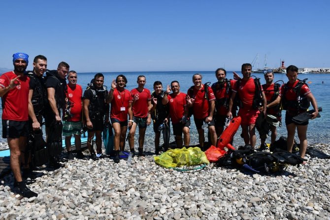 Kemer’de Denizden Poşetler Dolusu Çöp Toplandı