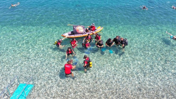 Kemer’de Denizden Poşetler Dolusu Çöp Toplandı