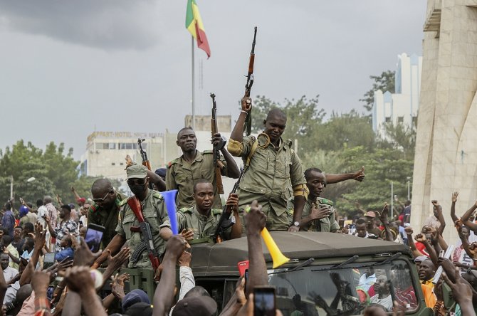 Mali’de Askeri Darbe Devlet Başkanının İstifasıyla Sonuçlandı