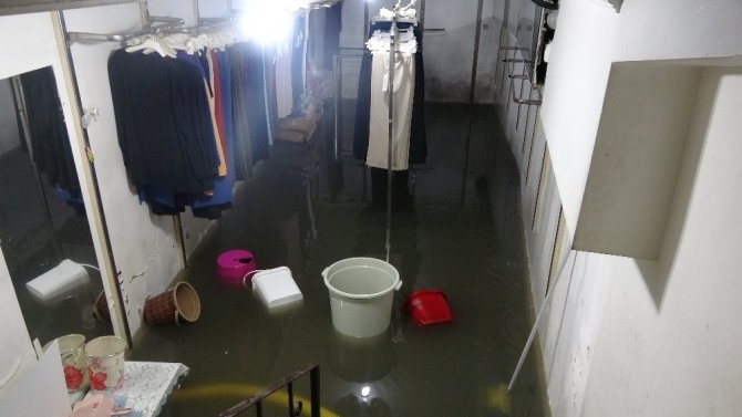 Trabzon’da Şiddetli Yağış Nedeniyle İş Yerleri Ve Katlı Otoparkları Su Bastı