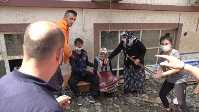 Yaşlı Kadını Ambulansa Kadar Sırtında Taşıdı: Selde Mahsur Kalan 2 Kişi Hastaneye Kaldırıldı