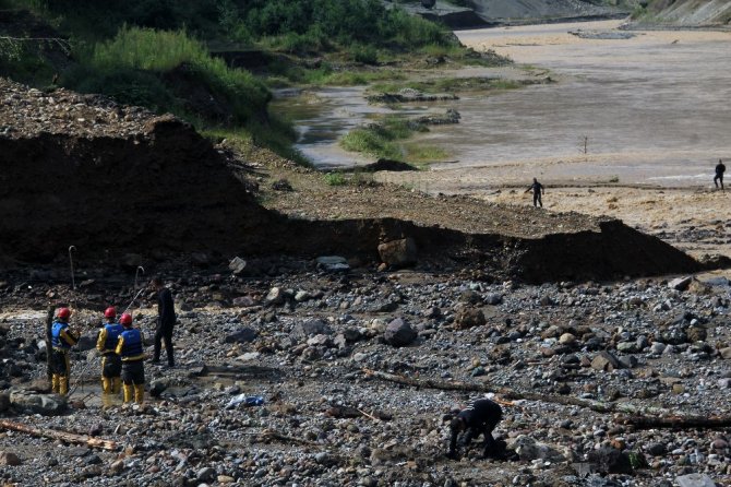 Afete Yardıma Giderlerken Sele Kapıldılar