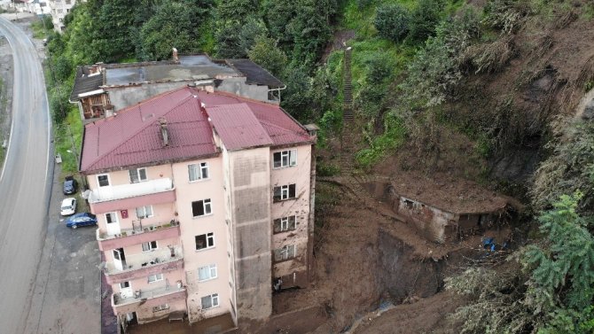 Rize’de Şiddetli Yağışın Ardından Dün Gece Tahliye Edilen 2 Bina Havadan Görüntülendi
