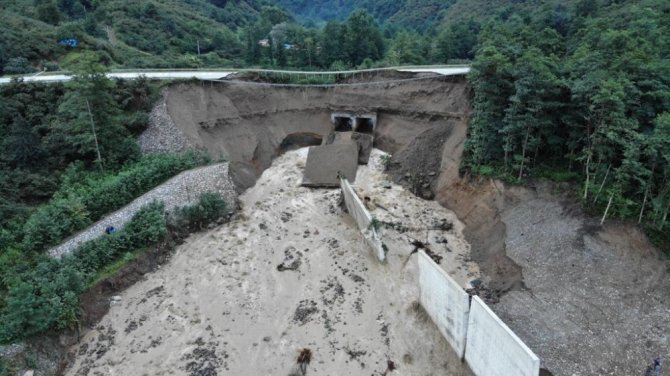 Tirebolu-doğankent Yolunda 5’i Jandarma Biri İş Makinesi Operatörünün Sulara Kapılarak Kaybolduğu Nokta Havadan Görüntülendi