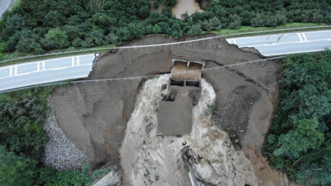 Tirebolu-doğankent Yolunda 5’i Jandarma Biri İş Makinesi Operatörünün Sulara Kapılarak Kaybolduğu Nokta Havadan Görüntülendi