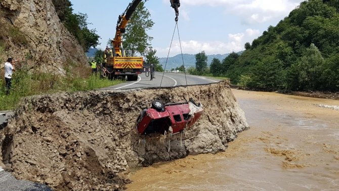 Giresun’da Yağlıdere-espiye Karayolunda Dere İçerisinde Görünen Araç Paniğe Neden Oldu