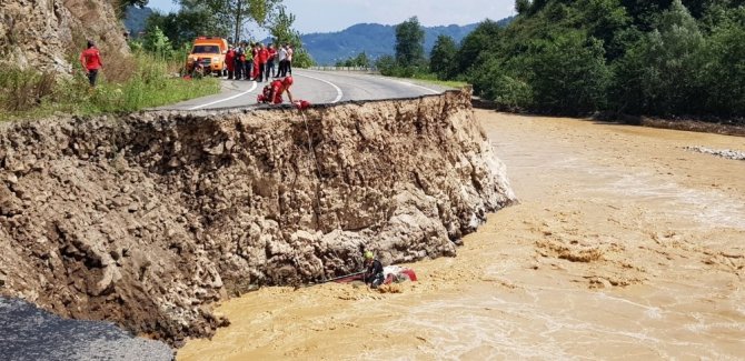Giresun’da Yağlıdere-espiye Karayolunda Dere İçerisinde Görünen Araç Paniğe Neden Oldu