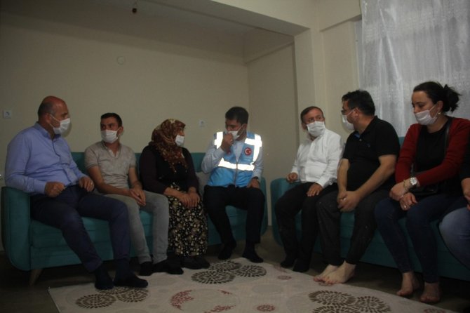 Bakan Kurum Sözünü Tuttu, Eşi Kaybolan Kadını Yeni Evinde Ziyaret Etti