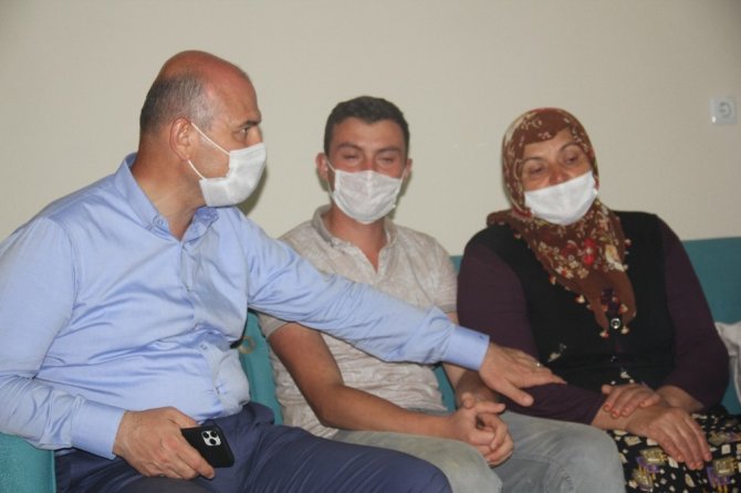 Bakan Kurum Sözünü Tuttu, Eşi Kaybolan Kadını Yeni Evinde Ziyaret Etti