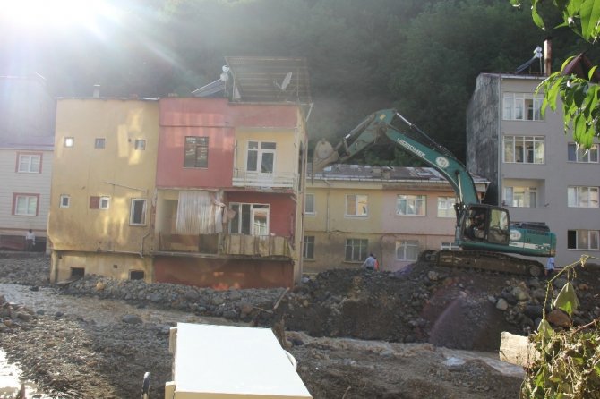 Dereli İlçesinde Selin Başladığı Noktadaki Bina Yıkım Ekipleri Tarafından Yıkıldı